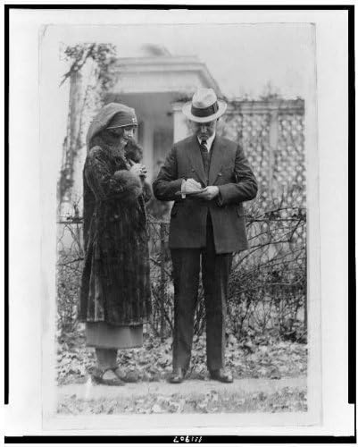 צילום היסטורי -פינדס: העלמה ג'נט מופט הרשמה את הנשיא קלווין קולידג 'לכונן הצלב האדום, 1923
