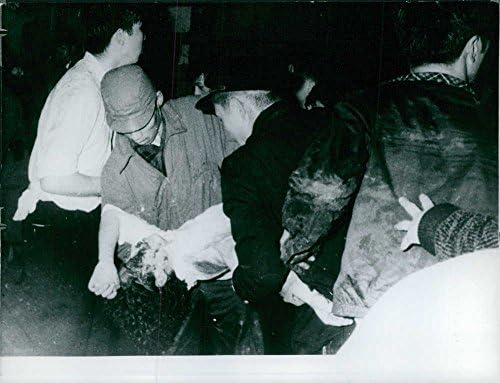 תצלום וינטג 'של פצועים שנשאו במהלך ההפגנה ביפן.