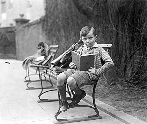 ילד קורא ספר 1920 תמונה